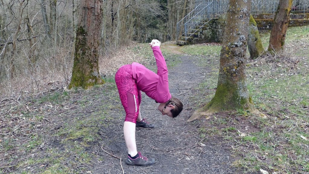 Dehnen Laufen Yoga Breite Vorbeuge mit Schulterdehnung

