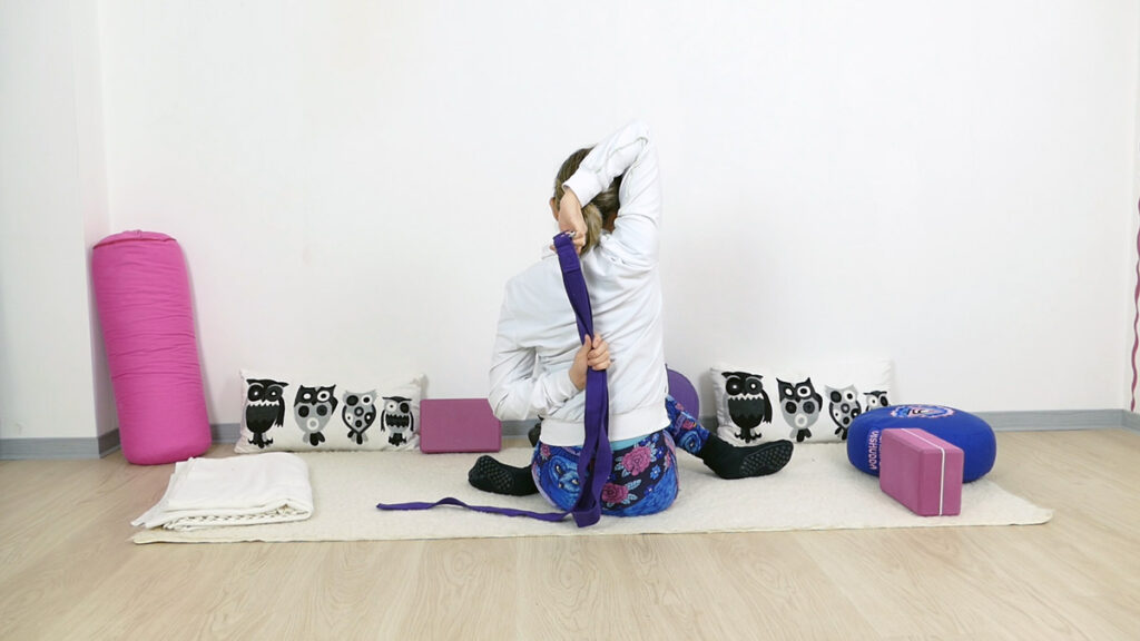 Hilfsmittel im Yin Yoga: Gurt in der Haltung Kuharme