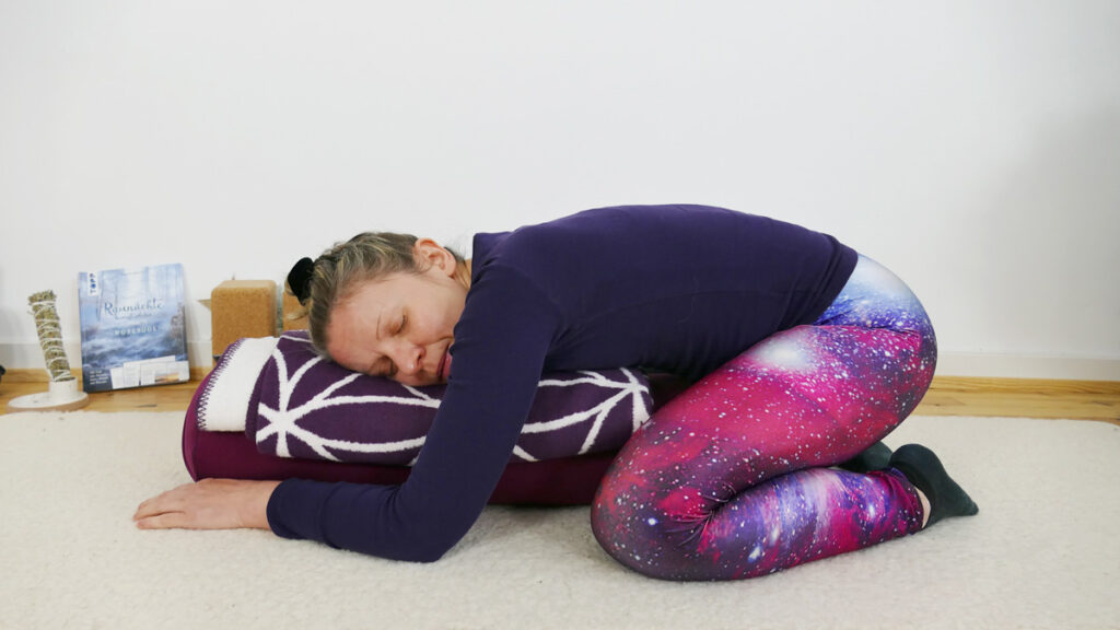 Haltung des Kindes - Restorative Yoga und Yoga Nidra zur Wintersonnenwende
