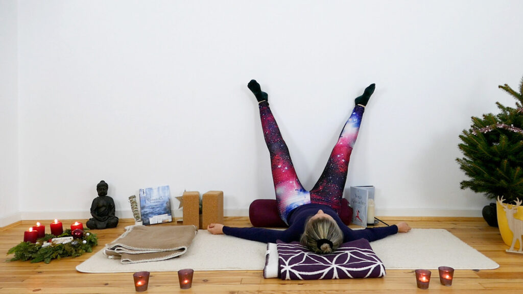 restorative yoga wintersonnenwende wasserfall beine an die wand