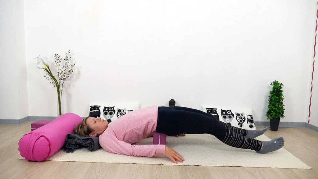 Yin Yoga für Mütter: unterstützte Schulterbrücke