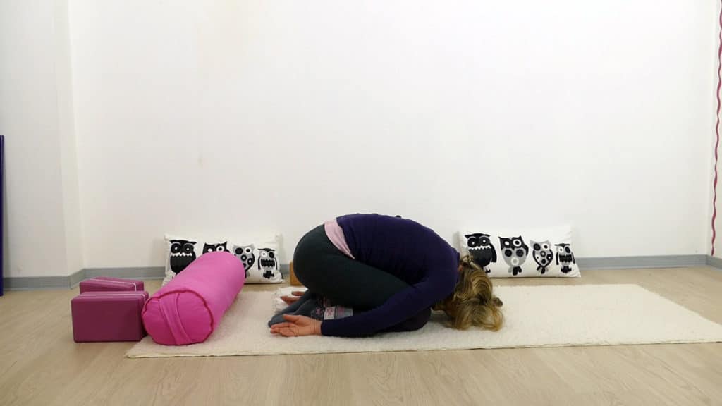 Yin Yoga bei PMS und Menstruationsbeschwerden: Kind