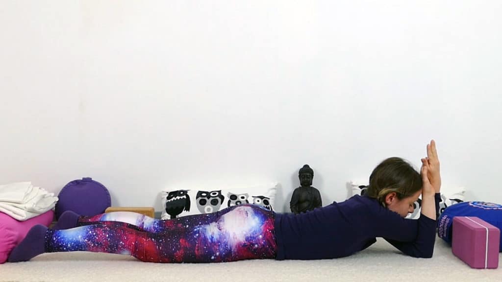 Yin Yoga Schultern & oberer Rücken - Sphinx mit Adlerarmen