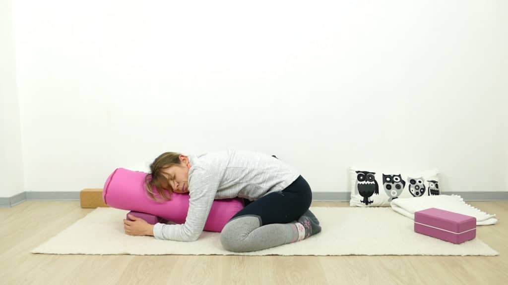 Yin Yoga für Schwangere: unterstützte Kindshaltung