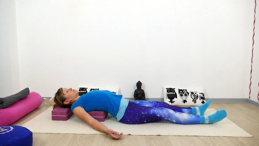 Yin Yoga Vishudda Chakra -unterstützter Fisch